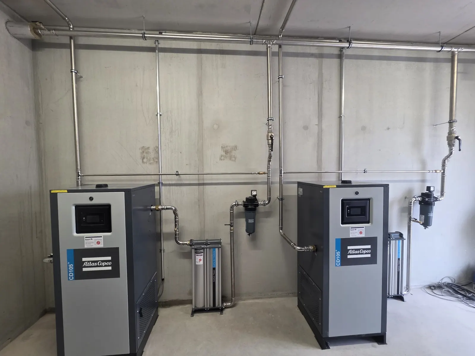 Zwei Atlas Copco CD 105+ Adsorptionstrockner mit Filtern, Aktivkohleturm und Edelstahl-Rohrleitung
