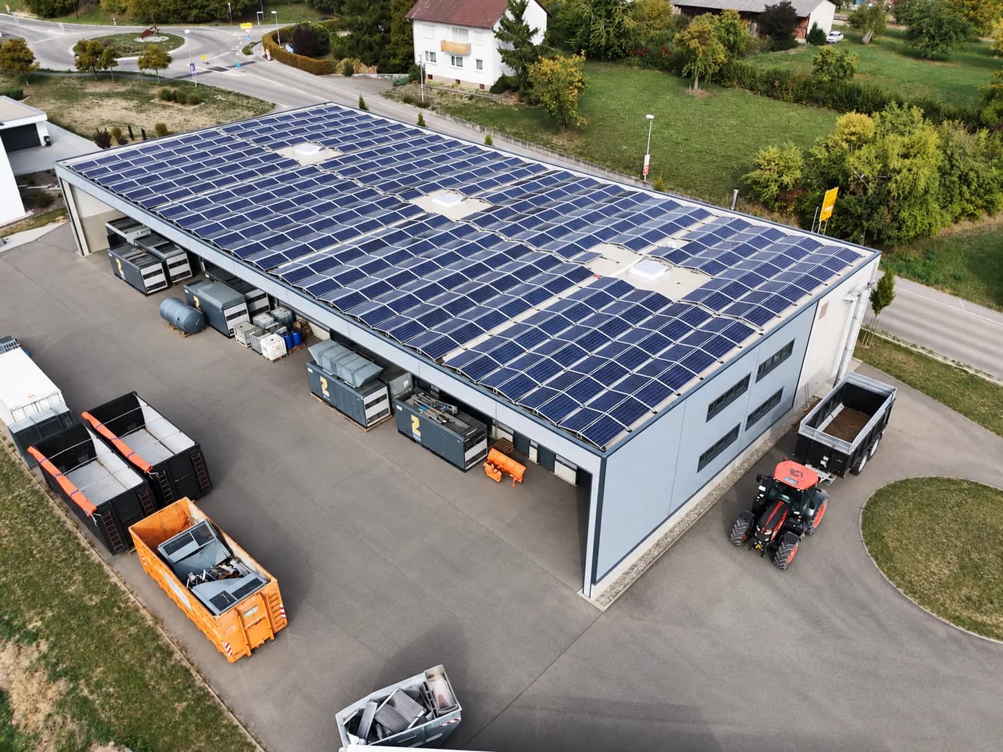 Luftaufnahme einer Halle von Kunst Drucklufttechnik mit Photovoltaikanlage auf dem gesamten Dach
